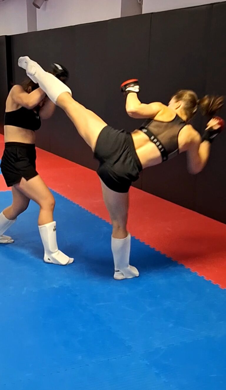 Wysokie-kopniecia-kobiety-lublin-mma-samoobrona